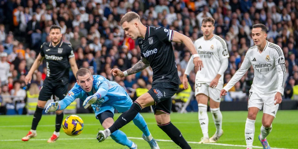 Diego Garcia scoring the goal for Leganes