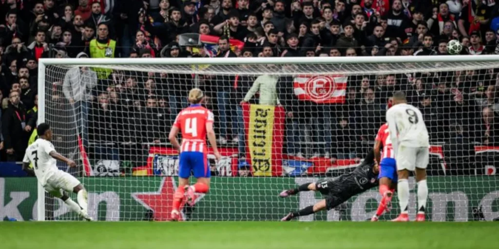 Vinicius Jr skying the penalty