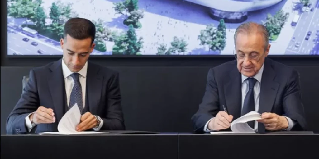 Lucas Vazquez signing a contract extension with Real Madrid