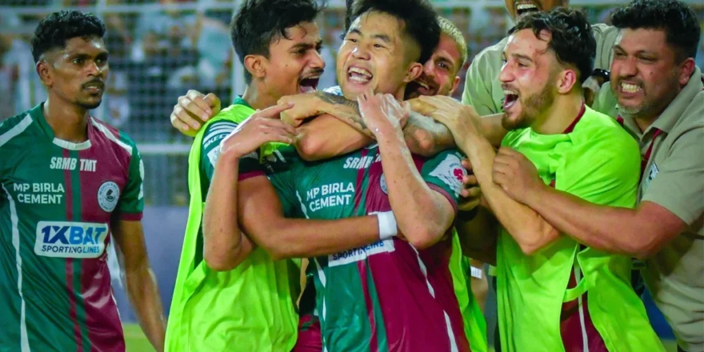 Apuia (centre) celebrating the late-winner with the bench (Source: X/ Mohun Bagan Super Giant official)