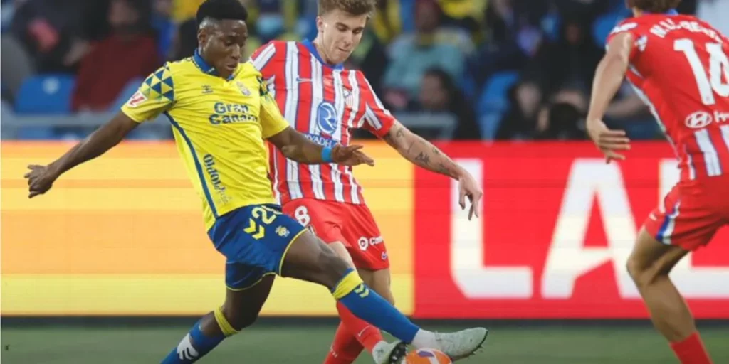 Essugo (yellow) was one of the best-rated players in Las Palmas vs Atletico Madrid Player Ratings