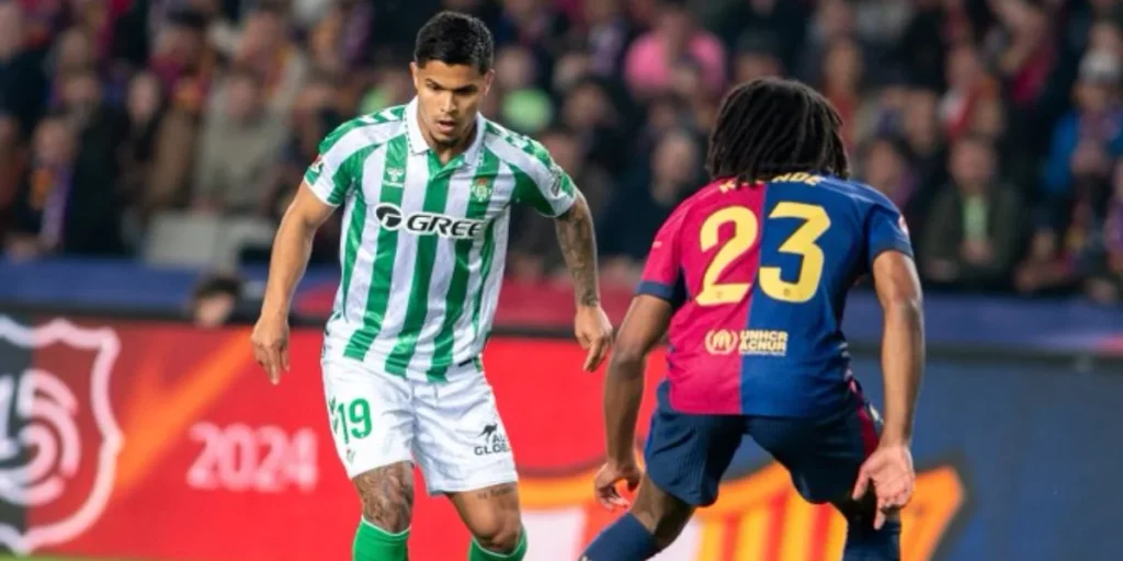 Cucho Hernandez engaged in a duel versus Jules Kounde.