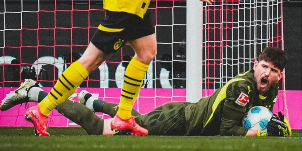 Gregor Kobel after saving a shot (Image Credits : X/BlackYellow)