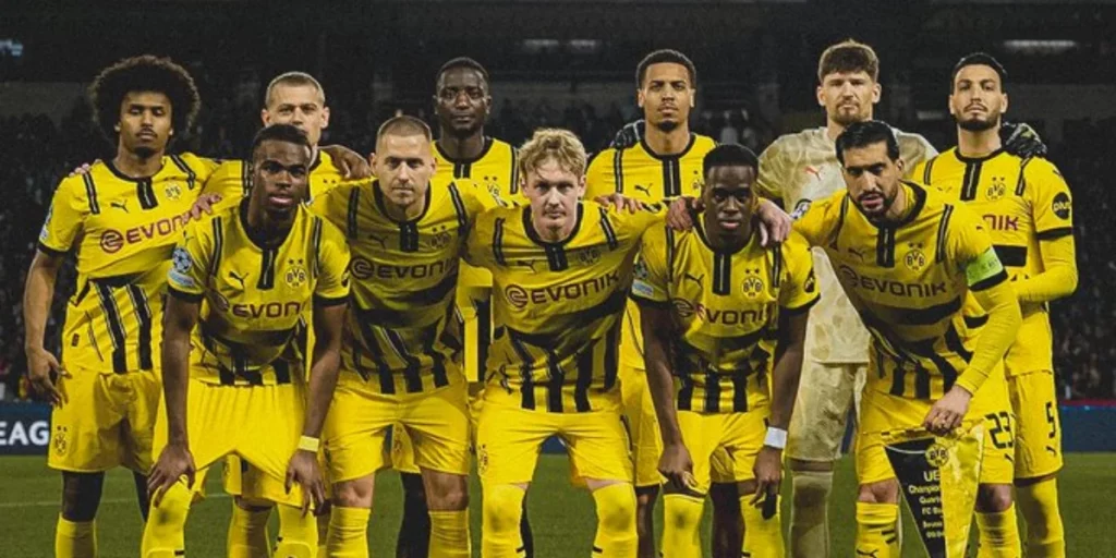 Borussia Dortmund players before kick-off.