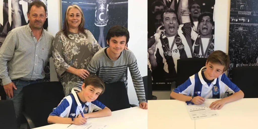 Martim Fernandes signing a youth contract with FC Porto