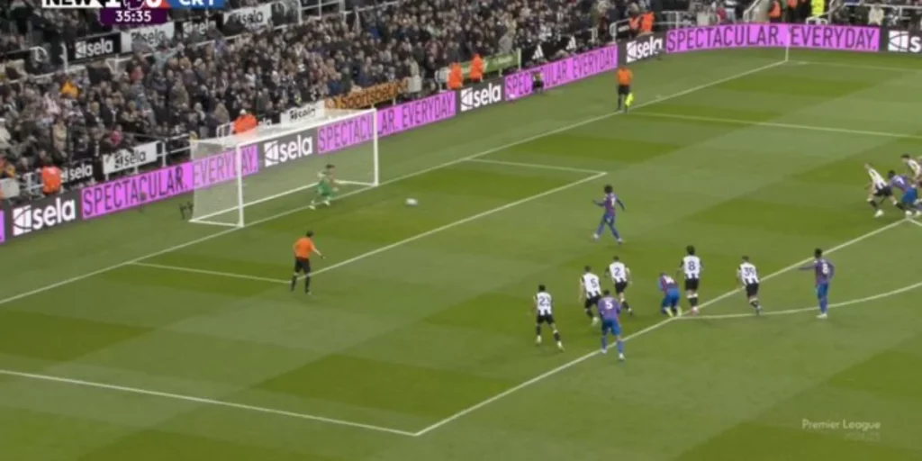 Ebere Eze missing his penalty kick (Image Credits: X/@TouchlineX)