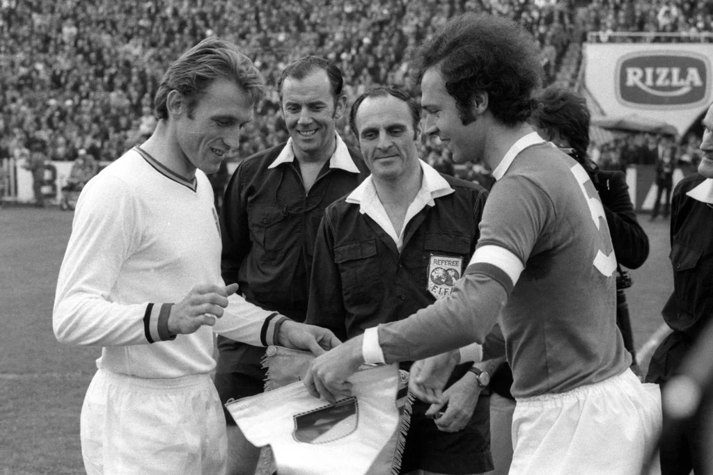 Paul Van Himst (left)