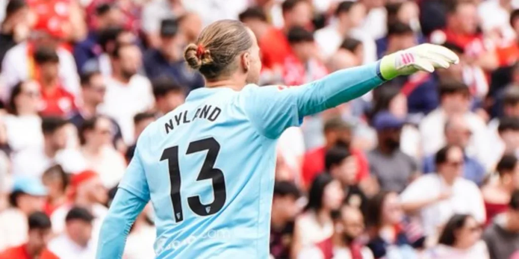 Ørjan Nyland on the field for Sevilla.