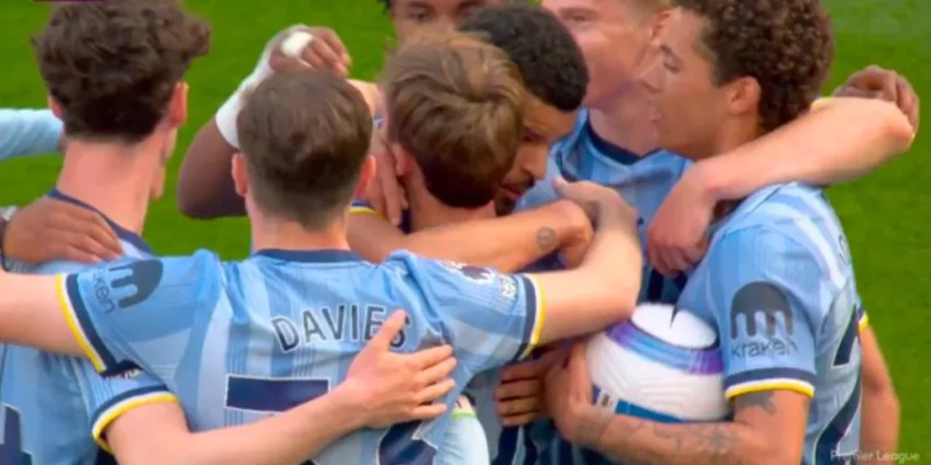 Tottenham players celebrating the opening goal