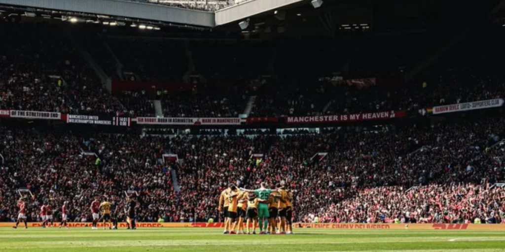 Wolves players huddle before kickoff.