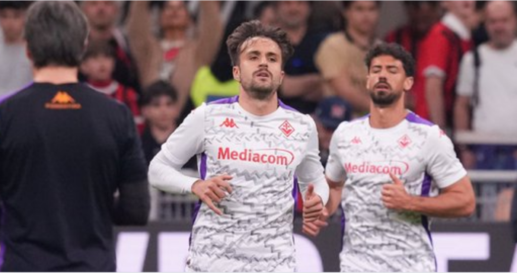 Fiorentina defenders warming up ( Credits X/@ACFFiorentinaEN)