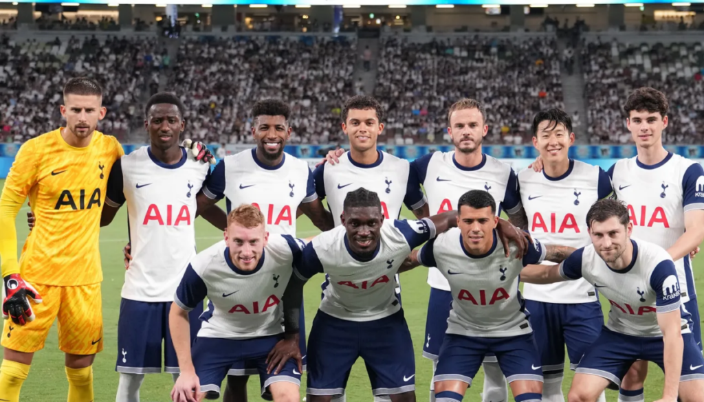 Members of Tottenham pose for a photo. (Image Credits: Official X@/PremierLeague)