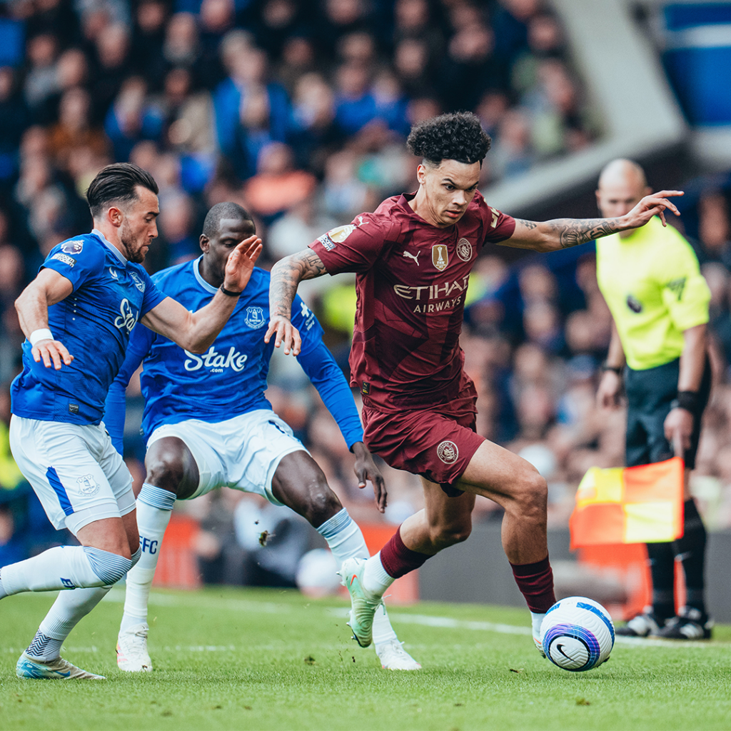 Everton players are fighting for the ball. (Image Credits: Official X@/ManCity)