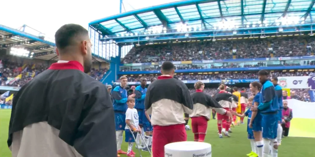 Liverpool is enjoying a guard of honour from Chelsea before the kickoff (Source: X/Premier League)