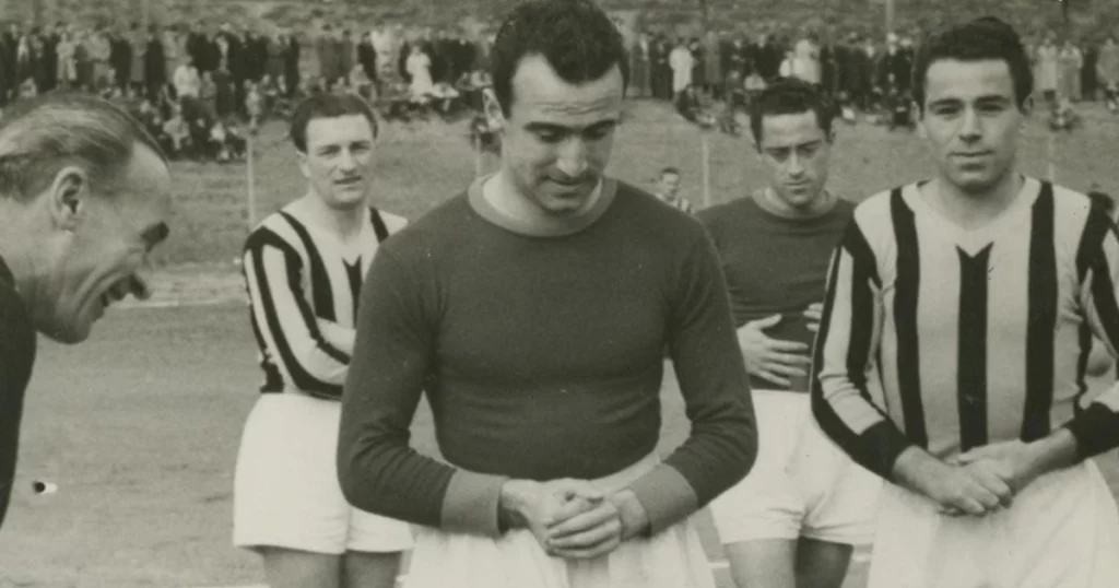 Amadeo Amadei (Centre in solid black kit)