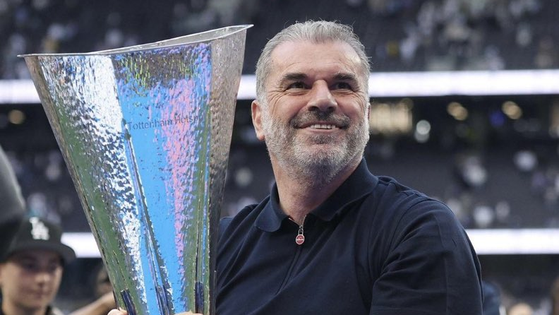 Ange Postecoglou with the Europa League trophy. (Image Credits: X@/fabrizioromano)