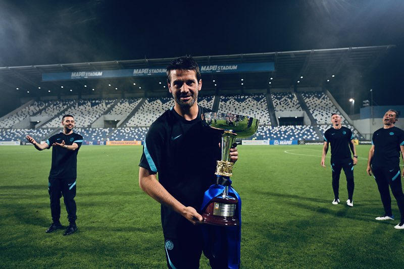 Cristian Chivu with the trophy. (Image Credits: X@/Inter)