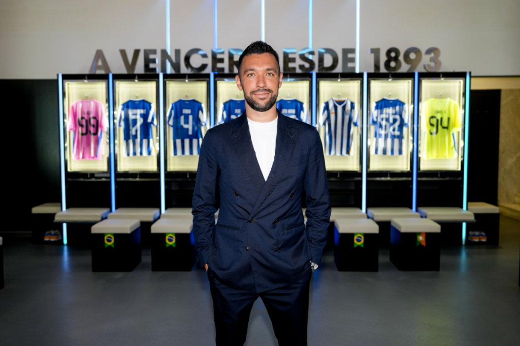 Francesco Farioli at the FC Porto club. (Image Credits: X@/UEFAcom_pt)